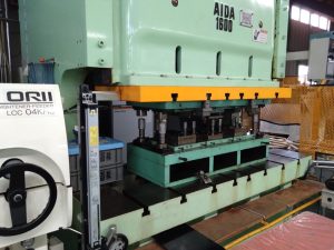 加圧能力160トンの高精度プレス機