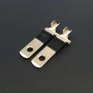 トラッキング現象による火災を防ぐ耐トラッキング仕様のプラグ端子。精密プレス加工とインサート成形による一体製造。