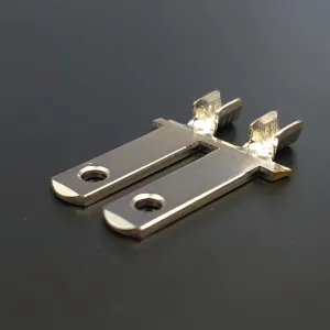 黄銅（真鍮）にニッケルメッキ処理を施したコンセントプラグ端子のプレス加工品