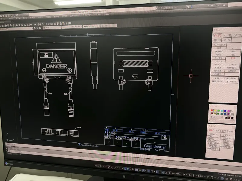 木谷電器の開発職｜AutoCADを使用して太陽光発電用ジャンクションボックスの設計図面を作成する様子