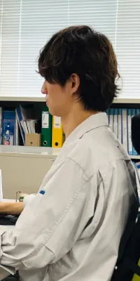 木谷電器株式会社 一日の仕事｜開発 N.S.さんがデスクでPC作業をする様子（横顔）