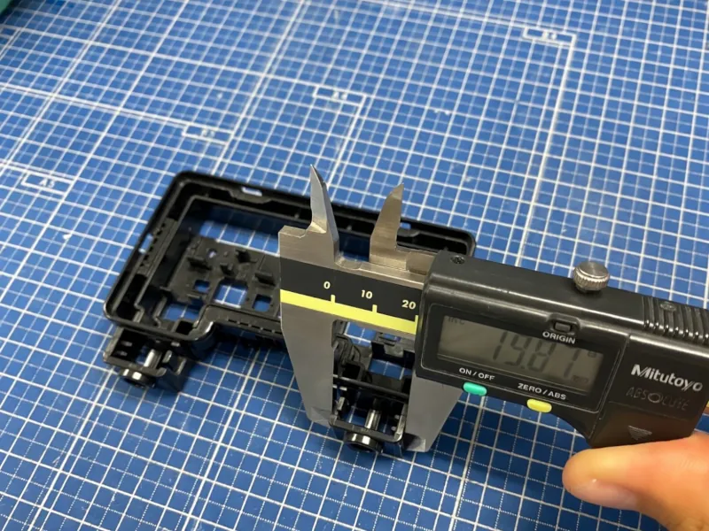 木谷電器の開発職｜ミツトヨ製デジタルノギスで試作パーツを測定する様子（開発・技術職の一日の仕事）