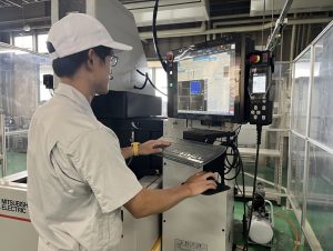 三菱電機製放電加工機による精密追加工の様子｜滋賀事業所の熟練オペレーター