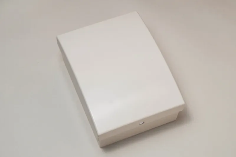 木谷電器の太陽光発電（PV）用接続箱の樹脂キャビネット。自社設計の金型による精密成形で、高い耐久性と防水・防塵性を備えた外装ケースを実現。