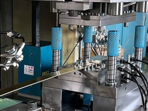 タップ内蔵ユニットを組み込んだ金型