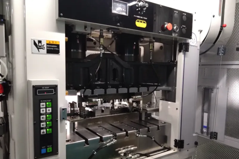 木谷電器の精密プレス加工。20t〜160tのプレス機に対応し、自社設計の金型による高精度な抜き・曲げ加工を実現。