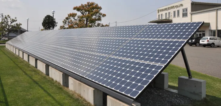 木谷電器株式会社の工場敷地内に設置された太陽光パネルと社屋
