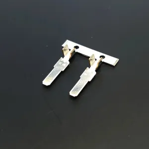 リン青銅にスズメッキを施したLEDターミナル端子。はんだレス構造でも長期的な接触信頼性を維持。