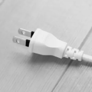 家庭用2ピン電源プラグ 精密プレス加工で製造された端子部品