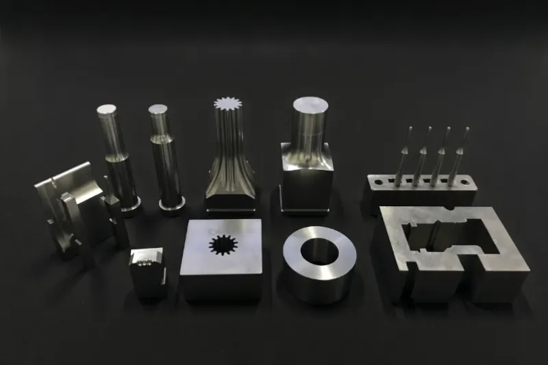 木谷電器の超精密金型部品。高精度なワイヤー放電加工や研削加工によるパンチ・ダイ。ミクロン単位の公差に応える金型製作技術。