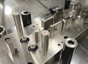 ベーナイト鋼製品の量産を支える自社設計の精密プレス金型