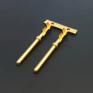 黄銅（真鍮）の地金出し仕上げによるジョイントピン端子。精密プレス加工による滑らかな表面品質。