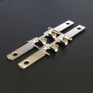 横口プラグ（L型）用の精密プレス端子。